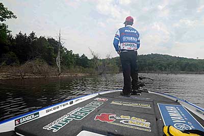 Dean Rojas tricks bass in open water with his Spro Bronzeye Frog. 