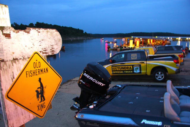 Boats and trucks at the Bull Shoals boat ramp.