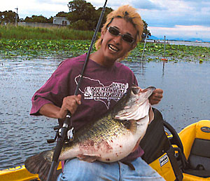 Manabu Kurita hold his (pending) World Record Largemouth Bas