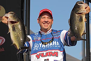 On Day 2 of the Bassmaster Elite Series tournament at St. Johns River, Alton Jones jumps from 17th place to take the lead.