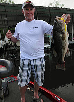 A floating worm entices big bass into biting during the spawn.