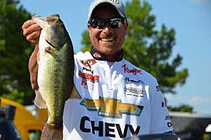 Thrift Leads FLW Cup Tournament on Red River