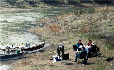 Dining in style along the shore